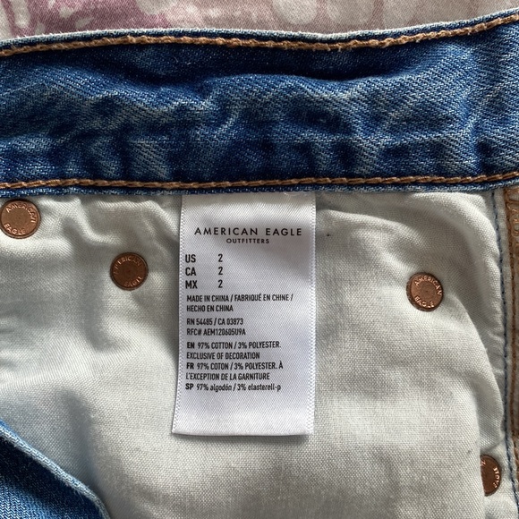 American Eagle 90s Boyfriend Distressed Jean Shorts - Picture 4 of 4